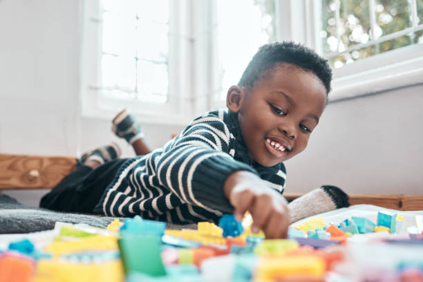 Children playing with top educational toys for children Lumolog.