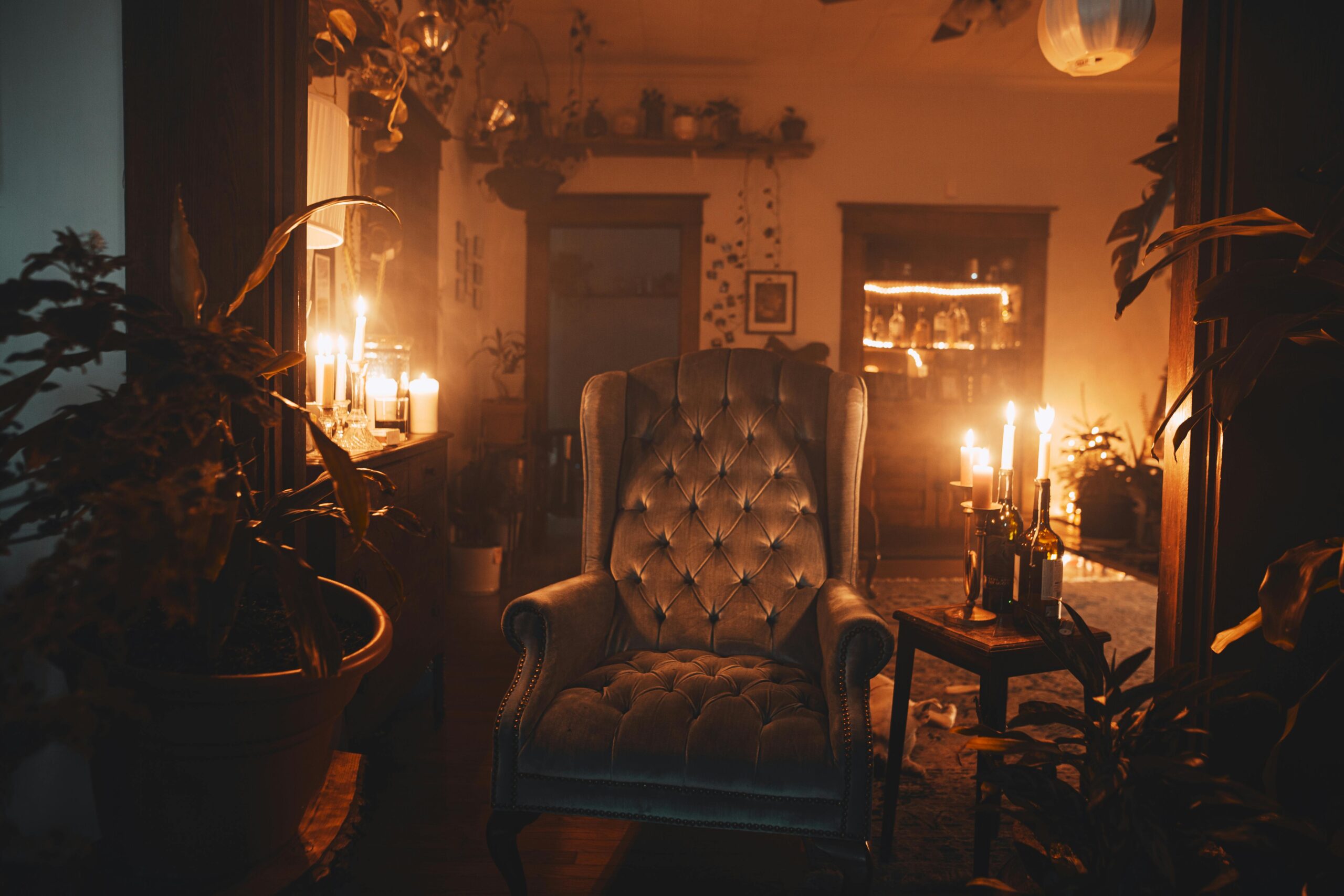 Relaxing home interior with sparkspitter candle creating a peaceful ambiance